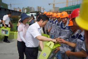 市委副書記、市長錢三雄等一行慰問奮戰(zhàn)在高溫一線建設(shè)工人